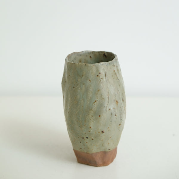 Vase 04 en grès H 12,5cm cuisson bois - vert gris mat de Judith Lasry chez Brutal Ceramics