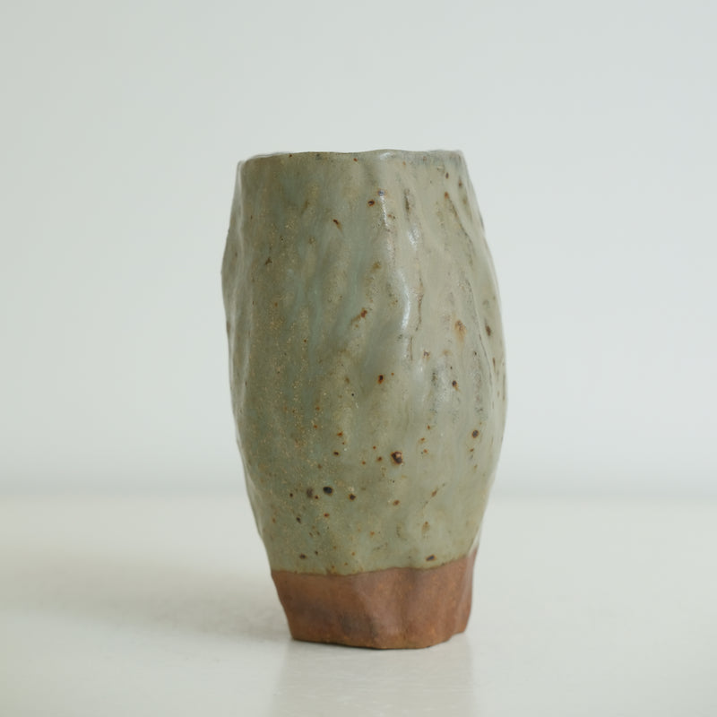 Vase 04 en grès H 12,5cm cuisson bois - vert gris mat de Judith Lasry chez Brutal Ceramics