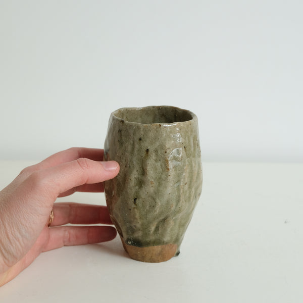Vase 05 en grès H 12cm cuisson bois - vert brillant de Judith Lasry chez Brutal Ceramics