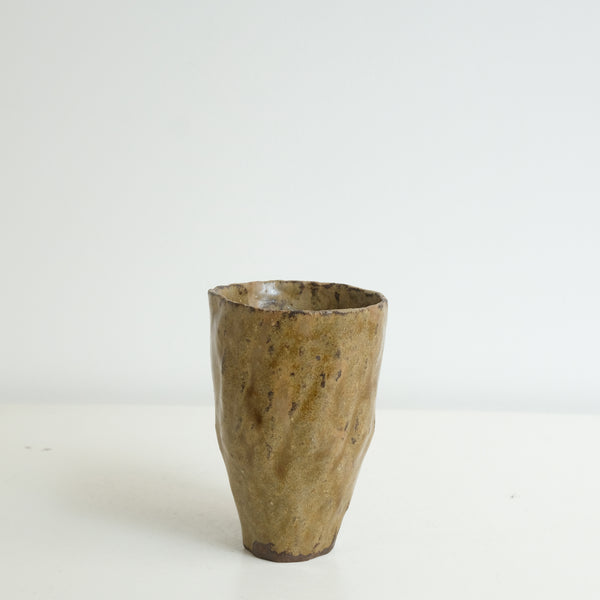 Tasse en grès 140ml - ocre brun de Judith Lasry chez Brutal Ceramics