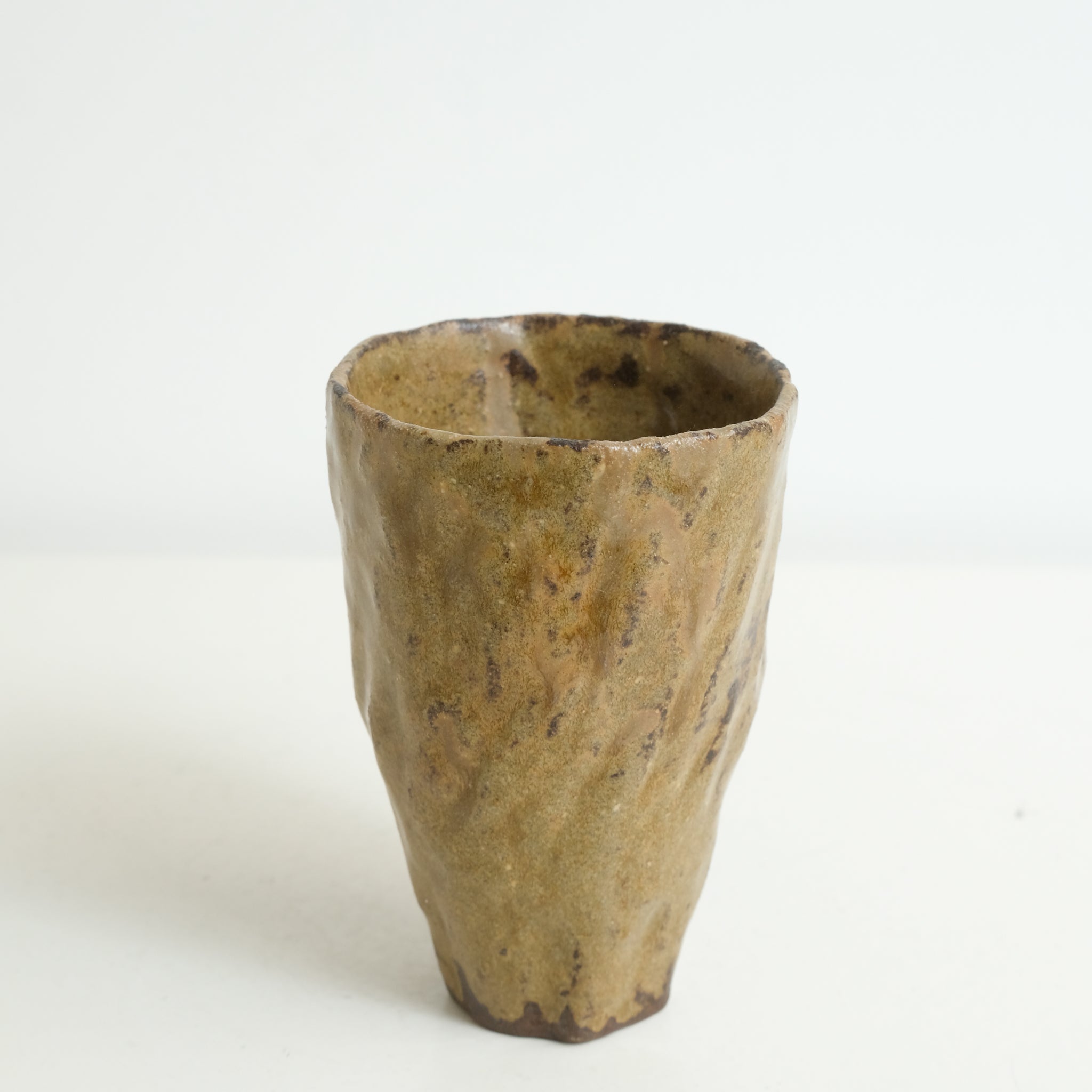 Tasse en grès 140ml - ocre brun de Judith Lasry chez Brutal Ceramics