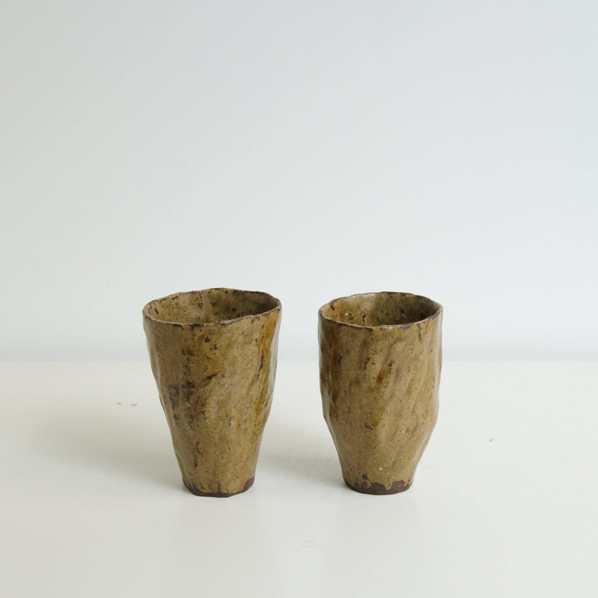 Tasse en grès 140ml - ocre brun de Judith Lasry chez Brutal Ceramics
