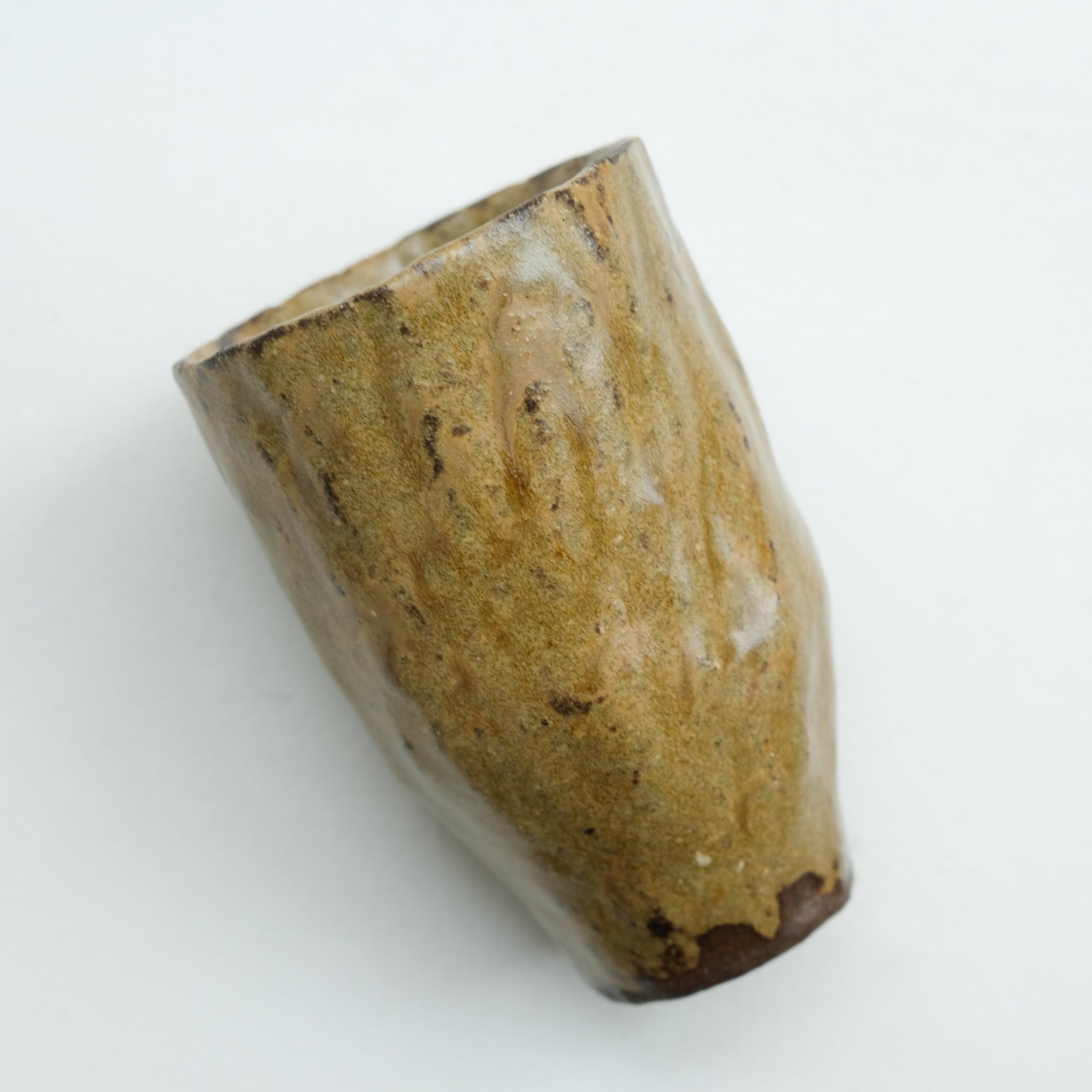 Tasse en grès 140ml - ocre brun de Judith Lasry chez Brutal Ceramics