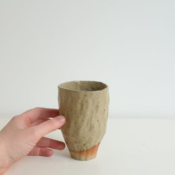 Tasse en grès 210ml - gris vert de Judith Lasry chez Brutal Ceramics