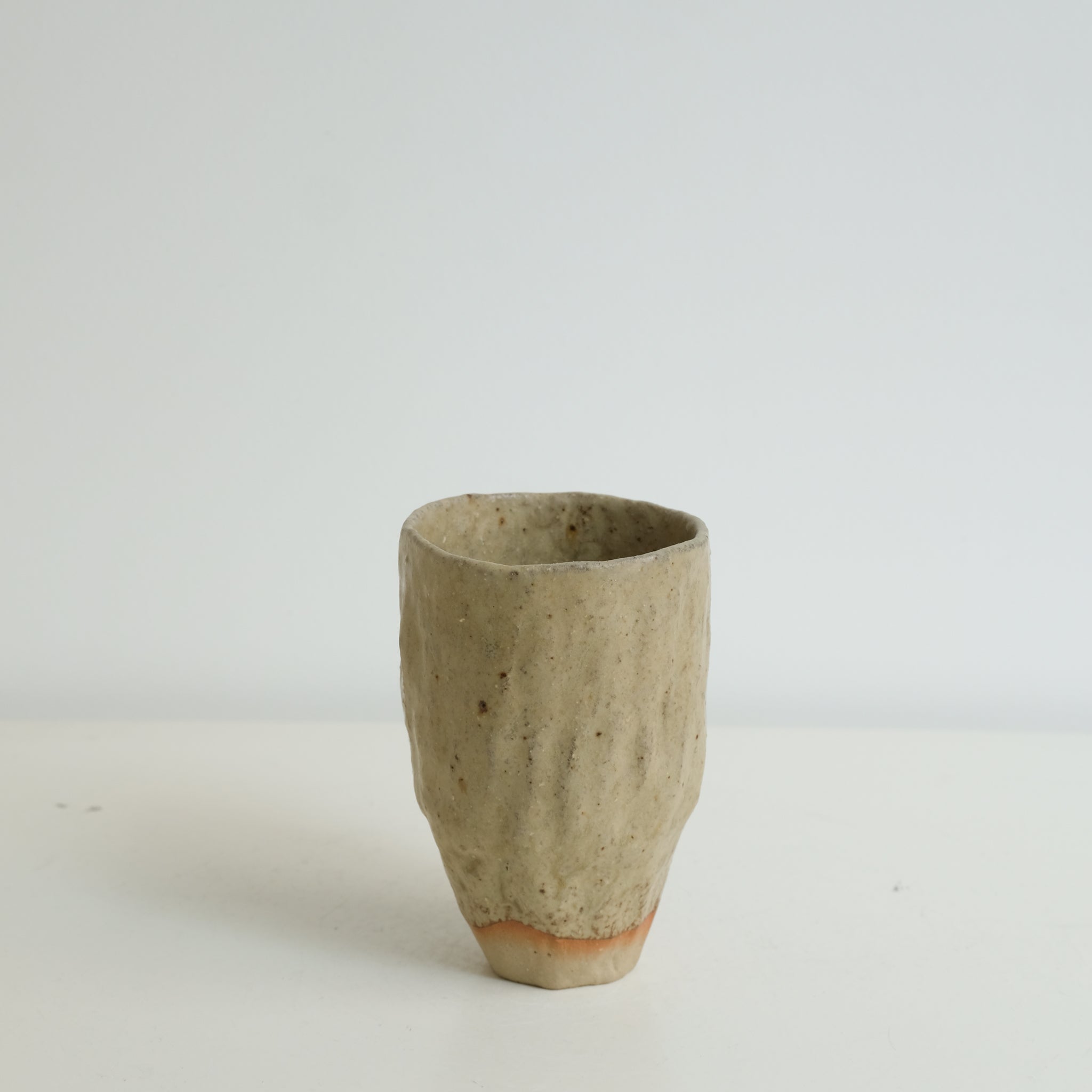 Tasse en grès 210ml - gris vert de Judith Lasry chez Brutal Ceramics