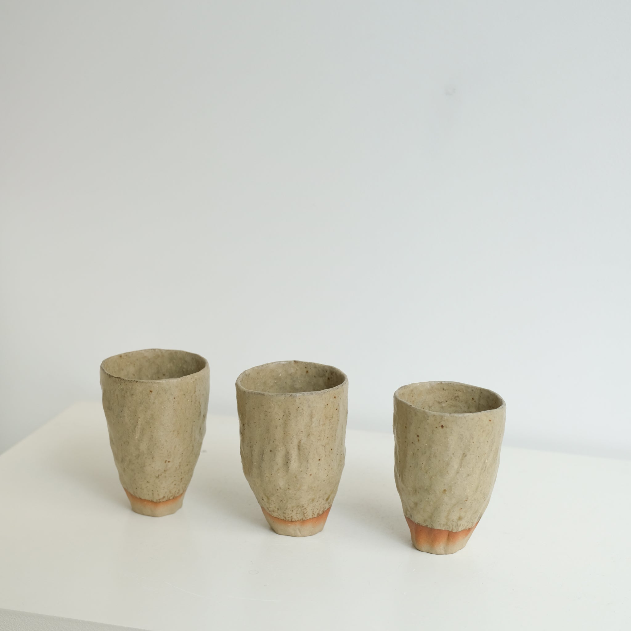 Tasse en grès 210ml - gris vert de Judith Lasry chez Brutal Ceramics