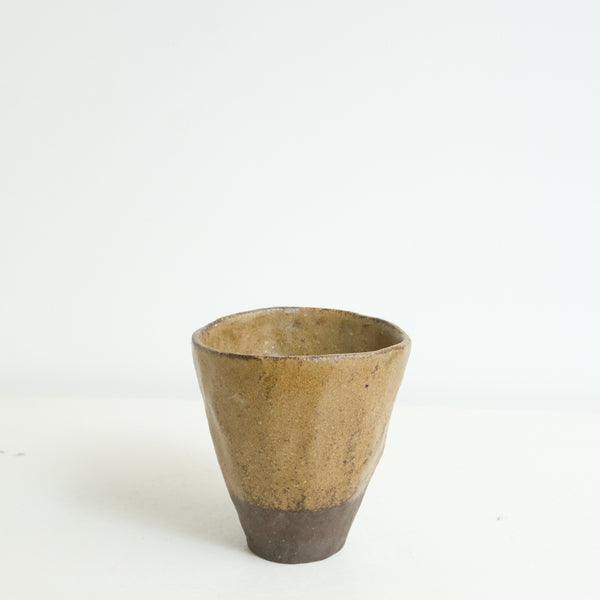 Tasse en grès 180ml - ocre brun de Judith Lasry chez Brutal Ceramics