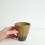 Tasse en grès 180ml - ocre brun de Judith Lasry chez Brutal Ceramics