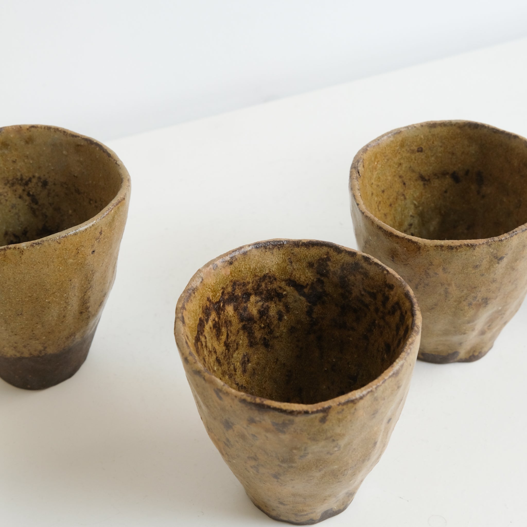 Tasse en grès 180ml - ocre brun de Judith Lasry chez Brutal Ceramics