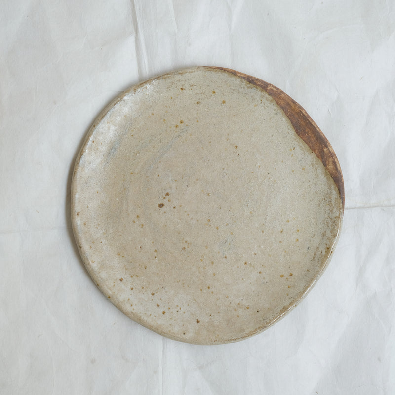 Assiette en grès D 22cm - beige de Judith Lasry chez Brutal Ceramics