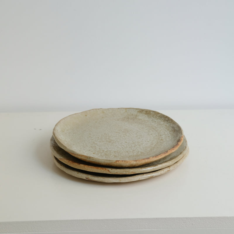 Assiette en grès D 22cm - beige de Judith Lasry chez Brutal Ceramics