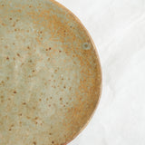 Assiette en grès D 13cm - beige vert de Judith Lasry chez Brutal Ceramics