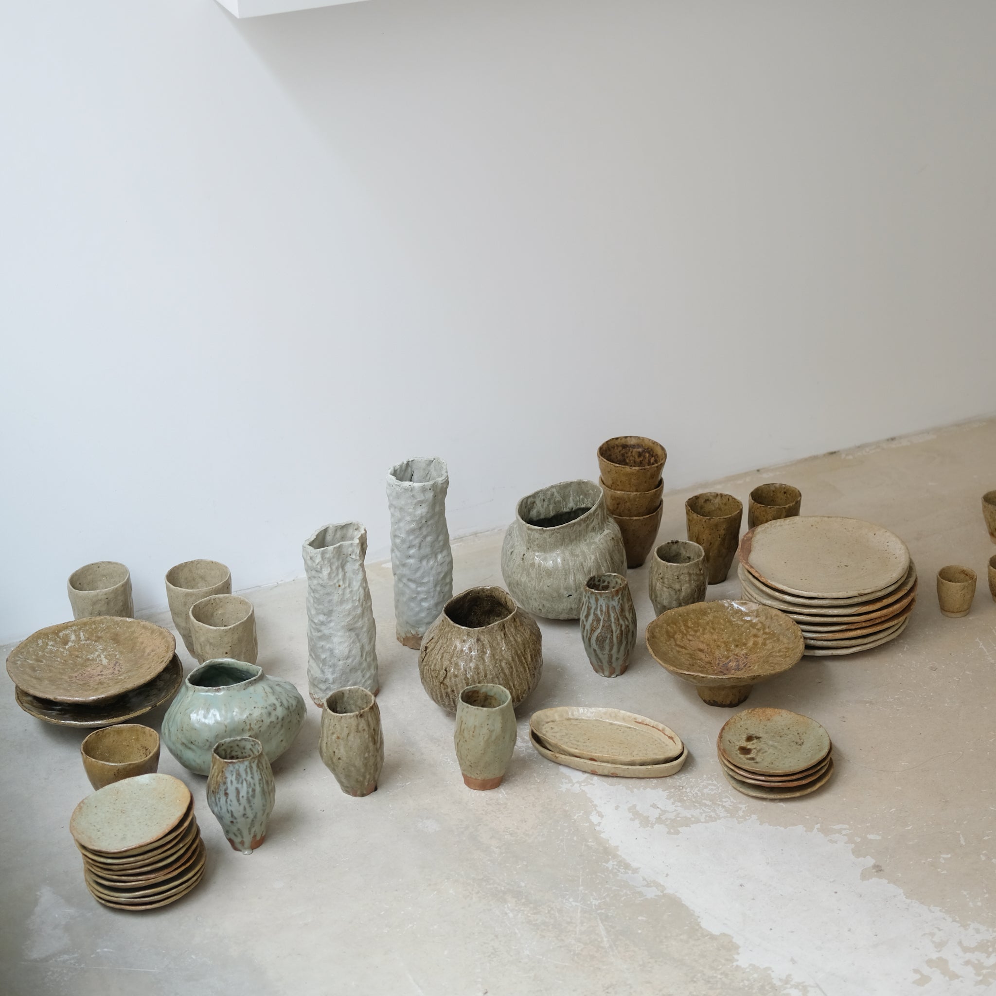 Tasse en grès 210ml - gris vert de Judith Lasry chez Brutal Ceramics
