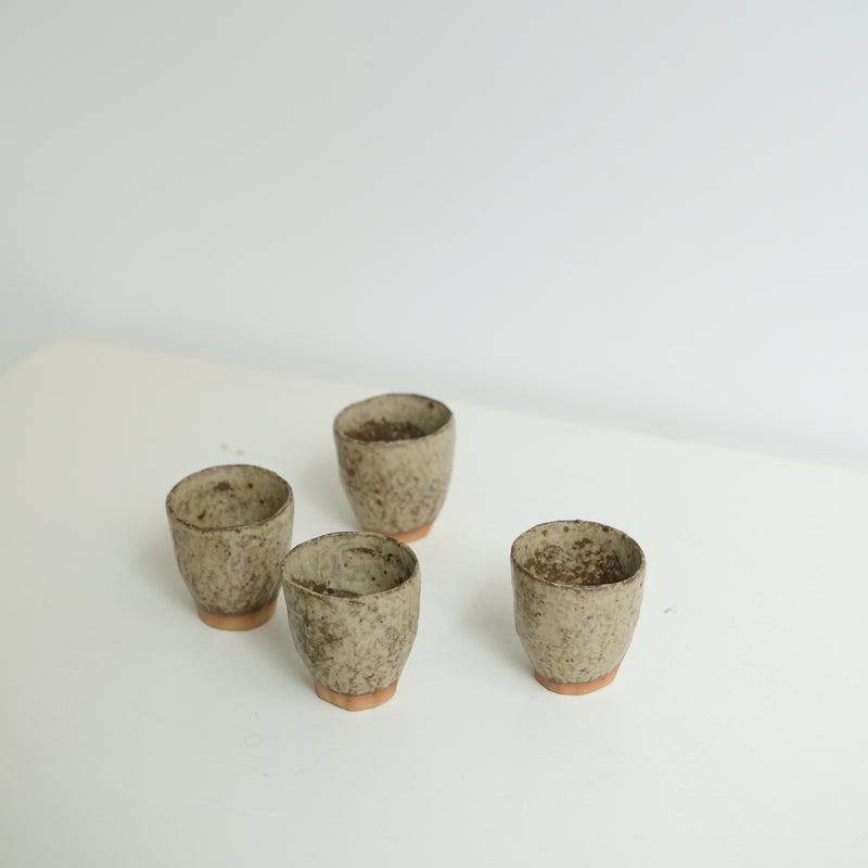 Tasse en grès 35ml - vert nuances de violet de Judith Lasry chez Brutal Ceramics