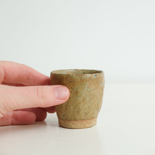 Tasse en grès 30ml - jaune vert de Judith Lasry chez Brutal Ceramics