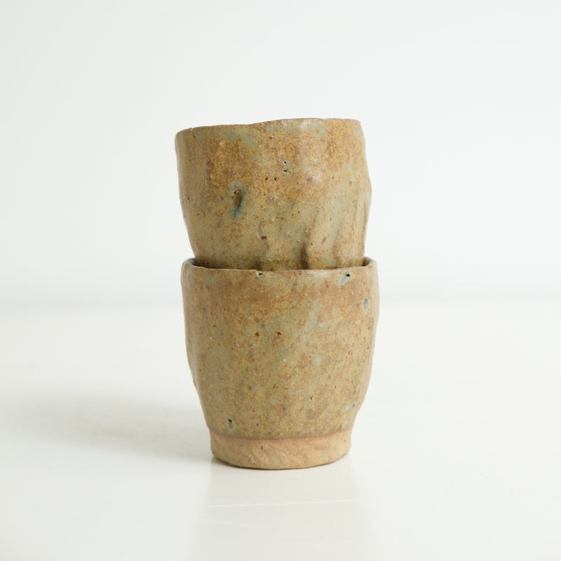 Tasse en grès 30ml - jaune vert de Judith Lasry chez Brutal Ceramics