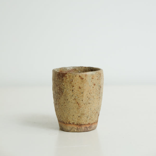 Tasse en grès 35ml - vert rouge texturé de Judith Lasry chez Brutal Ceramics