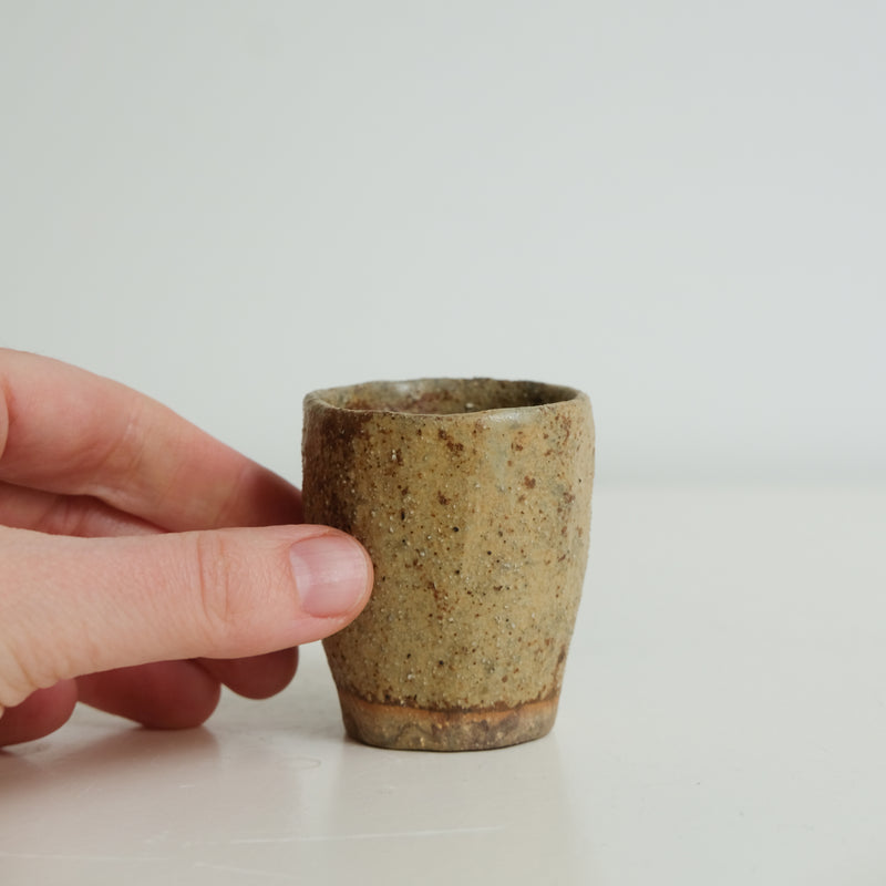 Tasse en grès 35ml - vert rouge texturé de Judith Lasry chez Brutal Ceramics