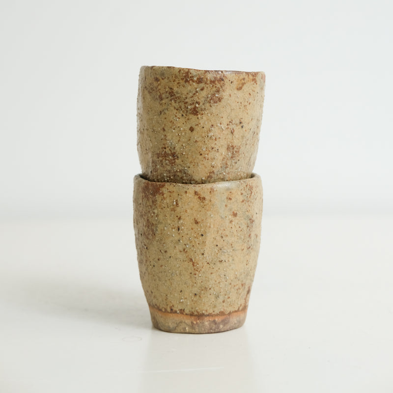 Tasse en grès 35ml - vert rouge texturé de Judith Lasry chez Brutal Ceramics