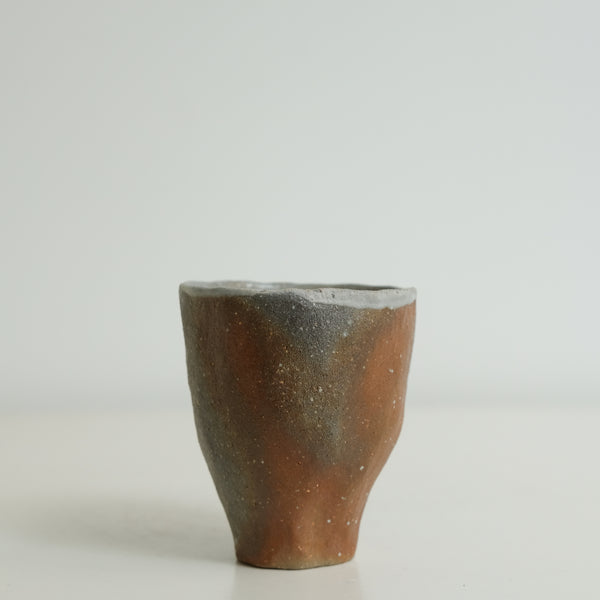 Tasse en grès 75ml, cuisson bois - roux de Judith Lasry chez Brutal Ceramics