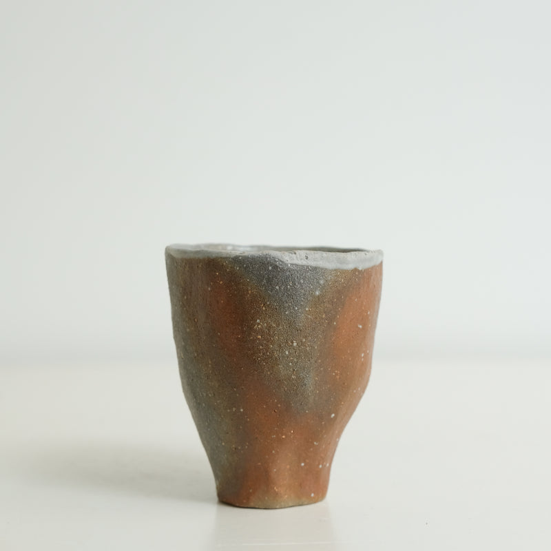 Tasse en grès 75ml, cuisson bois - roux de Judith Lasry chez Brutal Ceramics