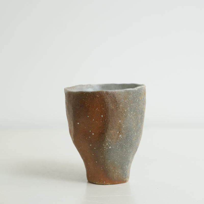 Tasse en grès 75ml, cuisson bois - roux de Judith Lasry chez Brutal Ceramics