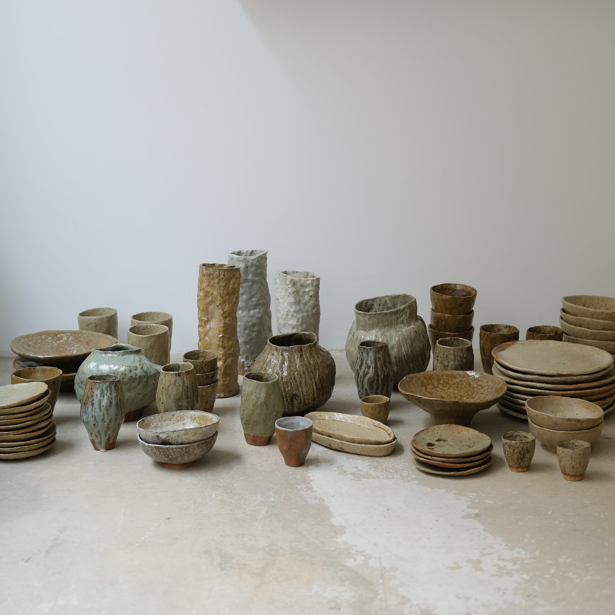 Tasse en grès 140ml - ocre brun de Judith Lasry chez Brutal Ceramics