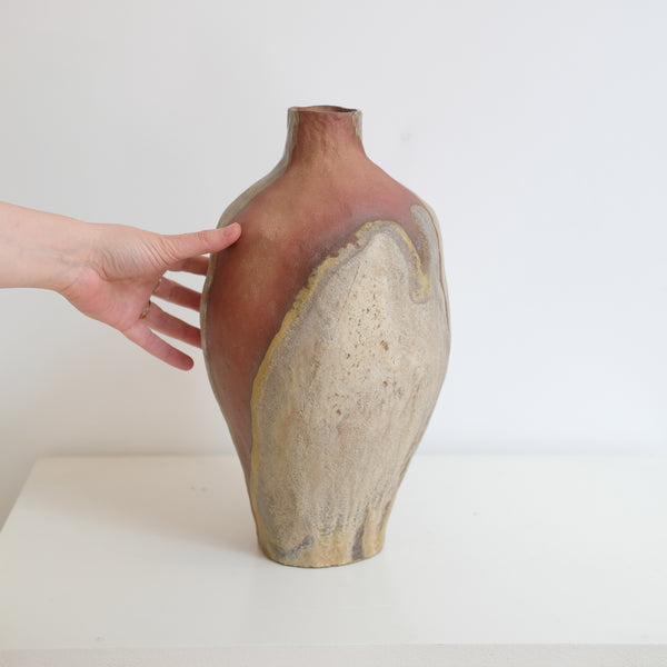 Vase en grès H 35 cm cuisson bois - beige, vert et roux de Judith Lasry chez Brutal Ceramics