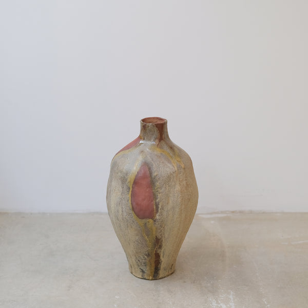 Vase en grès H 35 cm cuisson bois - beige, vert et roux de Judith Lasry chez Brutal 