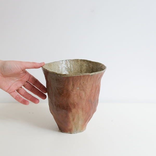 Vase en grès H 17,5cm cuisson bois - rouge de Judith Lasry chez Brutal Ceramics