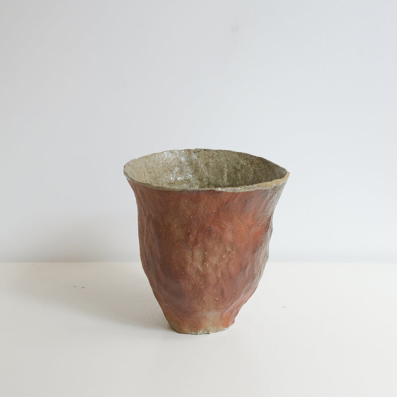 Vase en grès H 17,5cm cuisson bois - rouge de Judith Lasry chez Brutal Ceramics