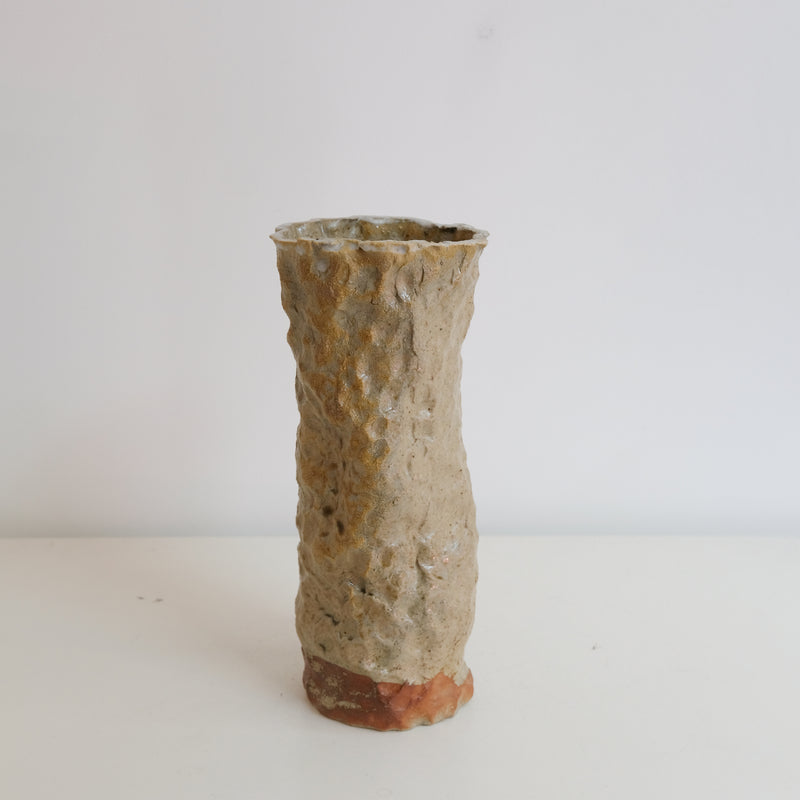 Vase tube 04 en grès H 24 cm cuisson bois - nuances de jaunes de Judith Lasry chez Brutal Ceramics