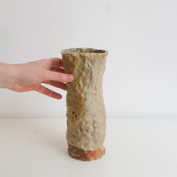 Vase tube 04 en grès H 24 cm cuisson bois - nuances de jaunes de Judith Lasry chez Brutal Ceramics
