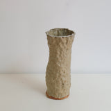 Vase tube 04 en grès H 24 cm cuisson bois - nuances de jaunes de Judith Lasry chez Brutal Ceramics