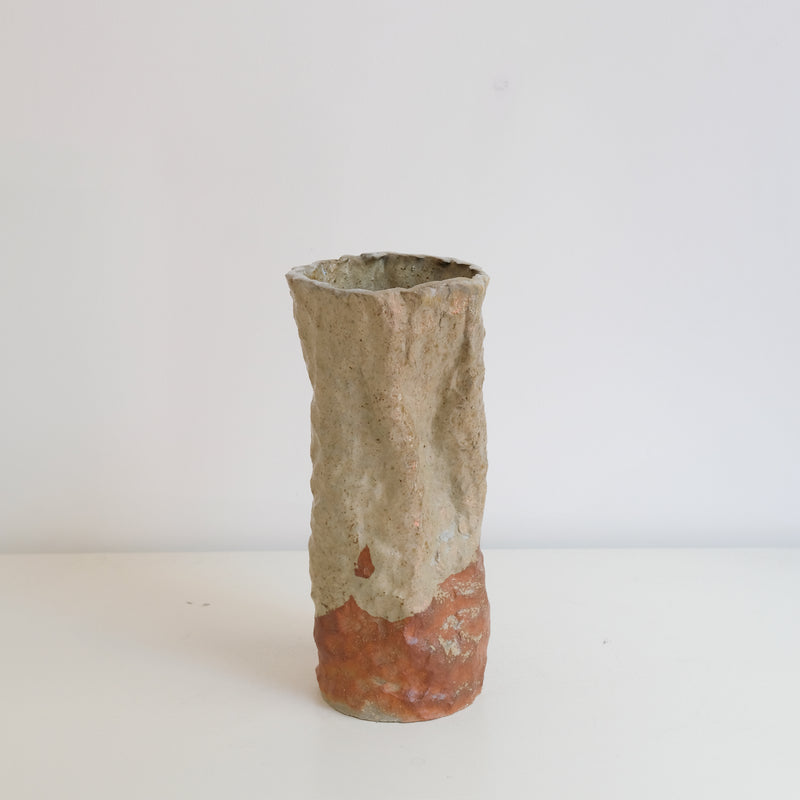 Vase tube 05 en grès H 24 cm cuisson bois - nuances de jaunes de Judith Lasry chez Brutal Ceramics