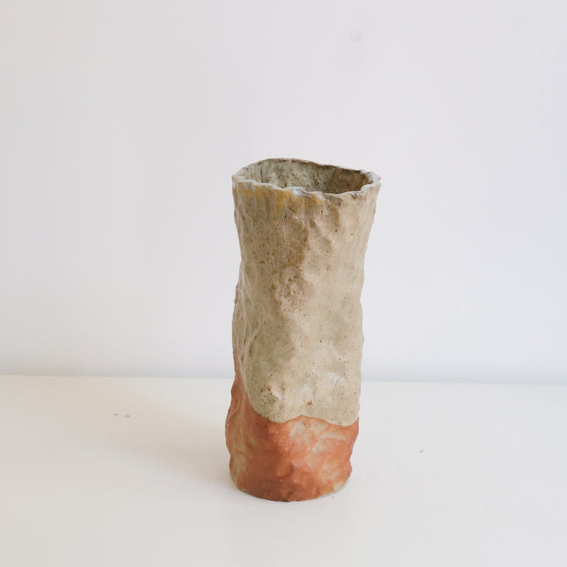 Vase tube 05 en grès H 24 cm cuisson bois - nuances de jaunes de Judith Lasry chez Brutal Ceramics