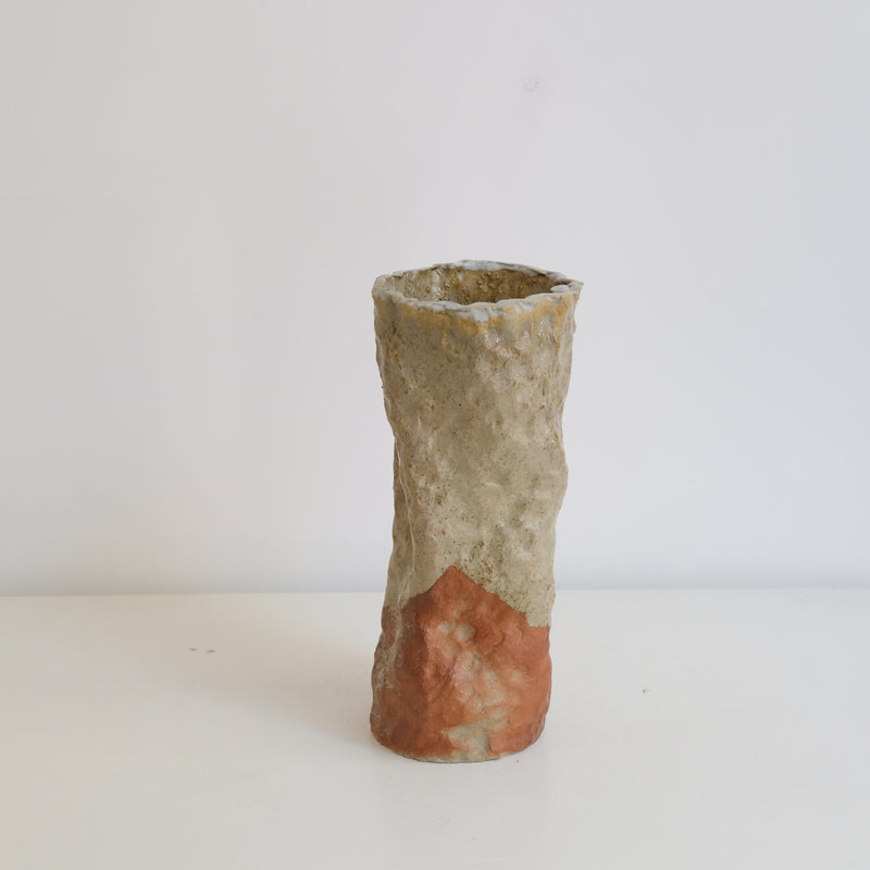 Vase tube 05 en grès H 24 cm cuisson bois - nuances de jaunes de Judith Lasry chez Brutal Ceramics