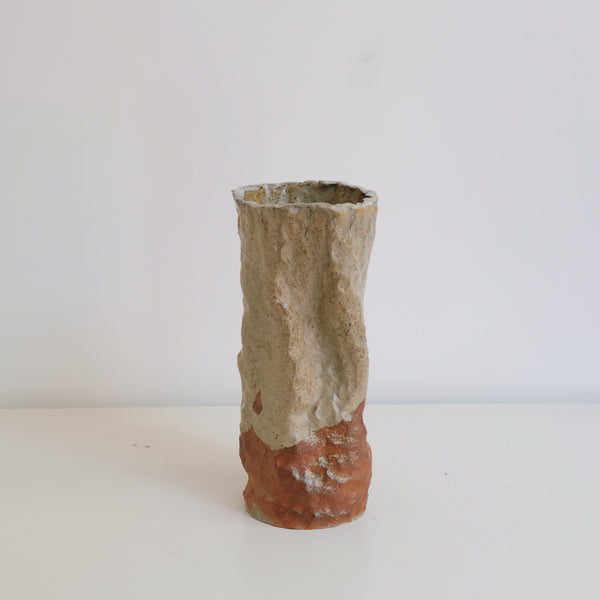 Vase tube 05 en grès H 24 cm cuisson bois - nuances de jaunes de Judith Lasry chez Brutal Ceramics