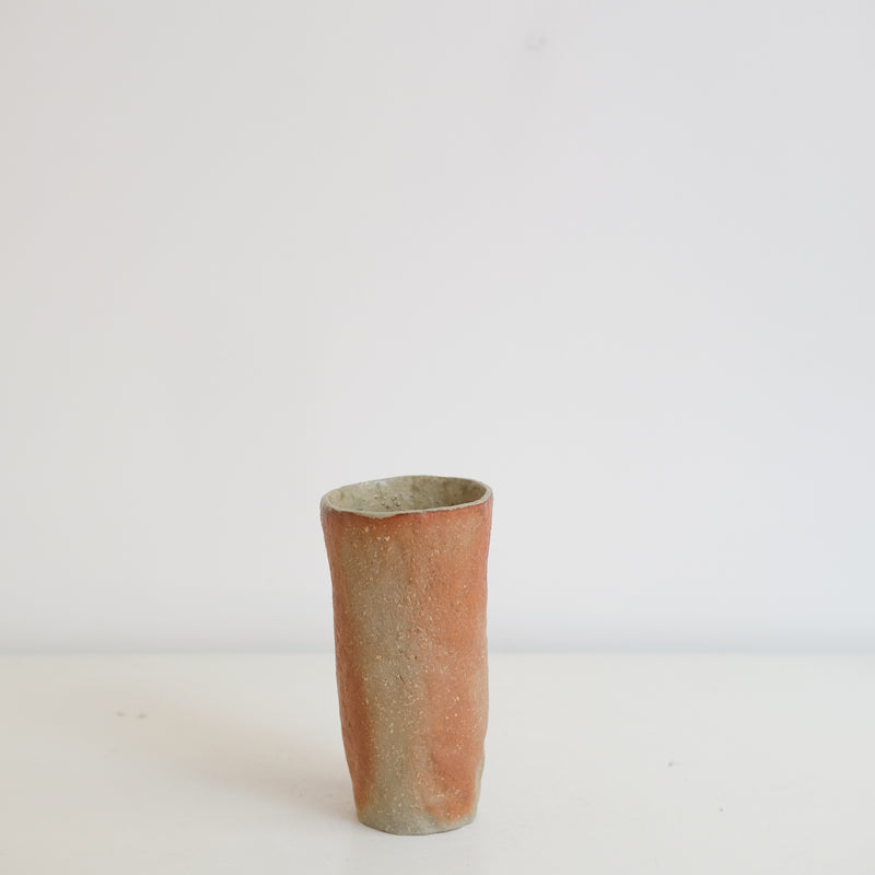 Vase en grès H 13,5cm cuisson bois - rouge de Judith Lasry chez Brutal Ceramics