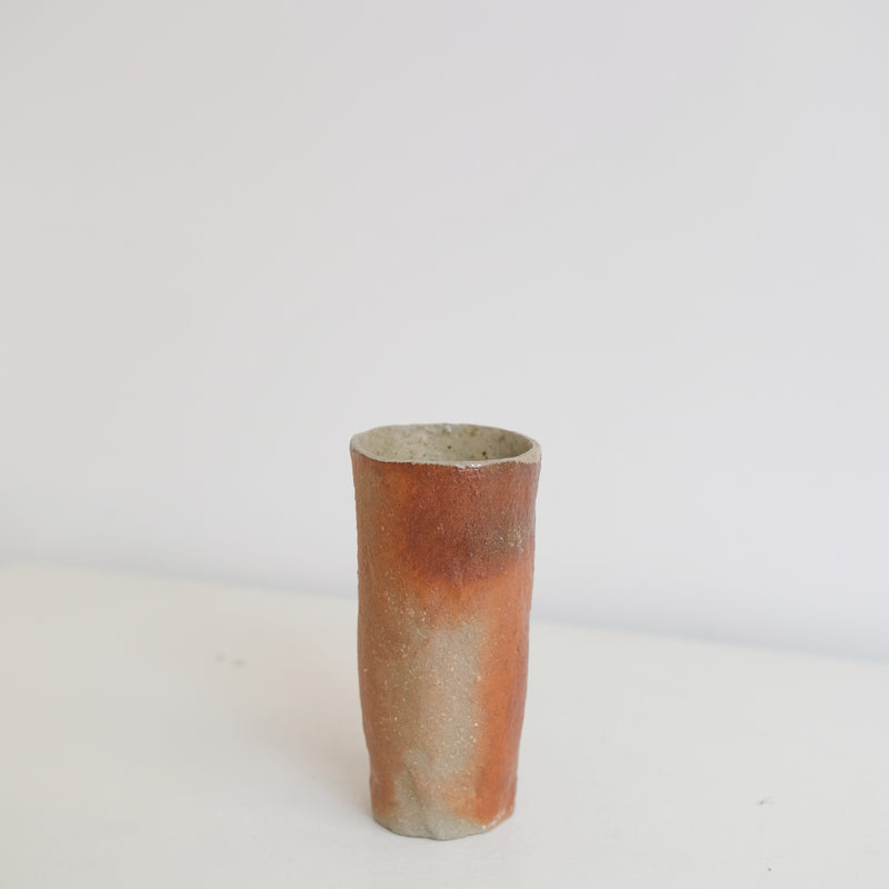 Vase en grès H 13,5cm cuisson bois - rouge de Judith Lasry chez Brutal Ceramics