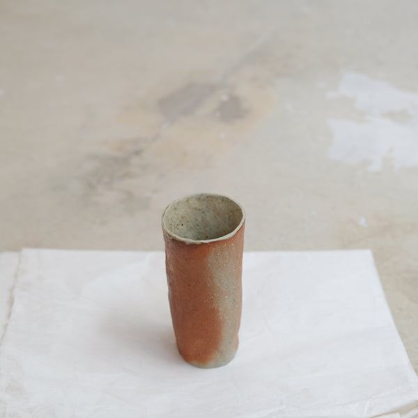 Vase en grès H 13,5cm cuisson bois - rouge de Judith Lasry chez Brutal Ceramics