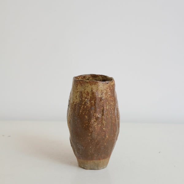 Vase 06 en grès H 12cm cuisson bois - brun et jaune de Judith Lasry chez Brutal Ceramics