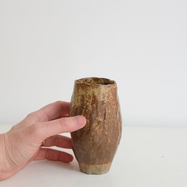 Vase 06 en grès H 12cm cuisson bois - brun et jaune de Judith Lasry chez Brutal Ceramics