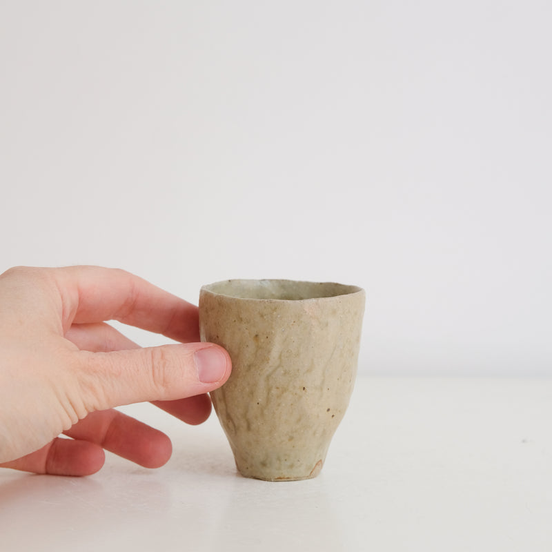 Tasse en grès 75ml, cuisson bois - vert gris de Judith Lasry chez Brutal Ceramics