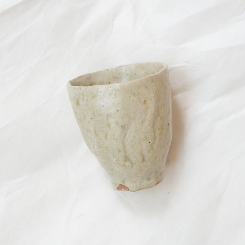 Tasse en grès 75ml, cuisson bois - vert gris de Judith Lasry chez Brutal Ceramics