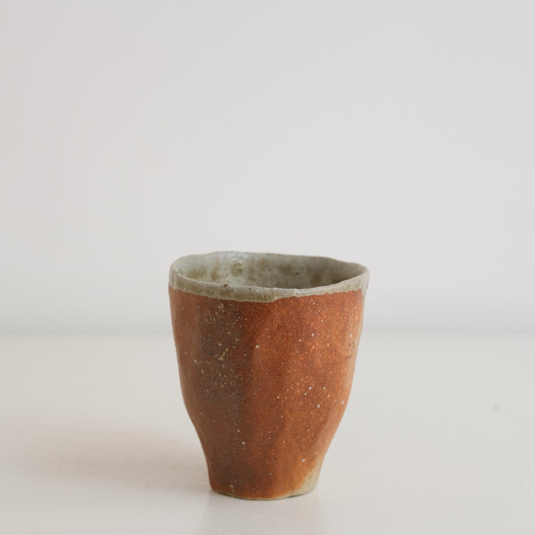 Tasse en grès 75ml, cuisson bois - roux et beige de Judith Lasry chez Brutal Ceramics