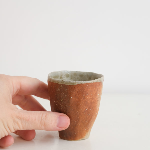 Tasse en grès 75ml, cuisson bois - roux et beige de Judith Lasry chez Brutal Ceramics