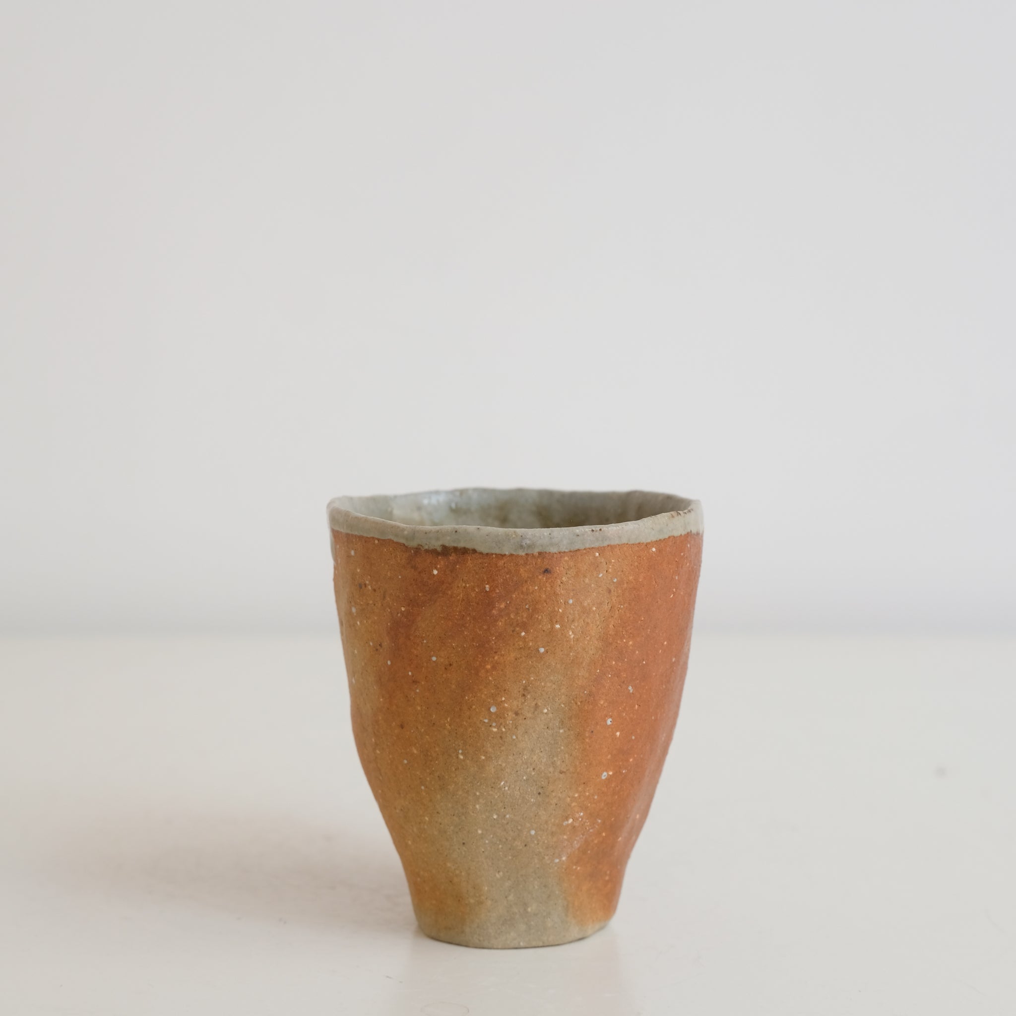 Tasse en grès 75ml, cuisson bois - roux et beige de Judith Lasry chez Brutal Ceramics