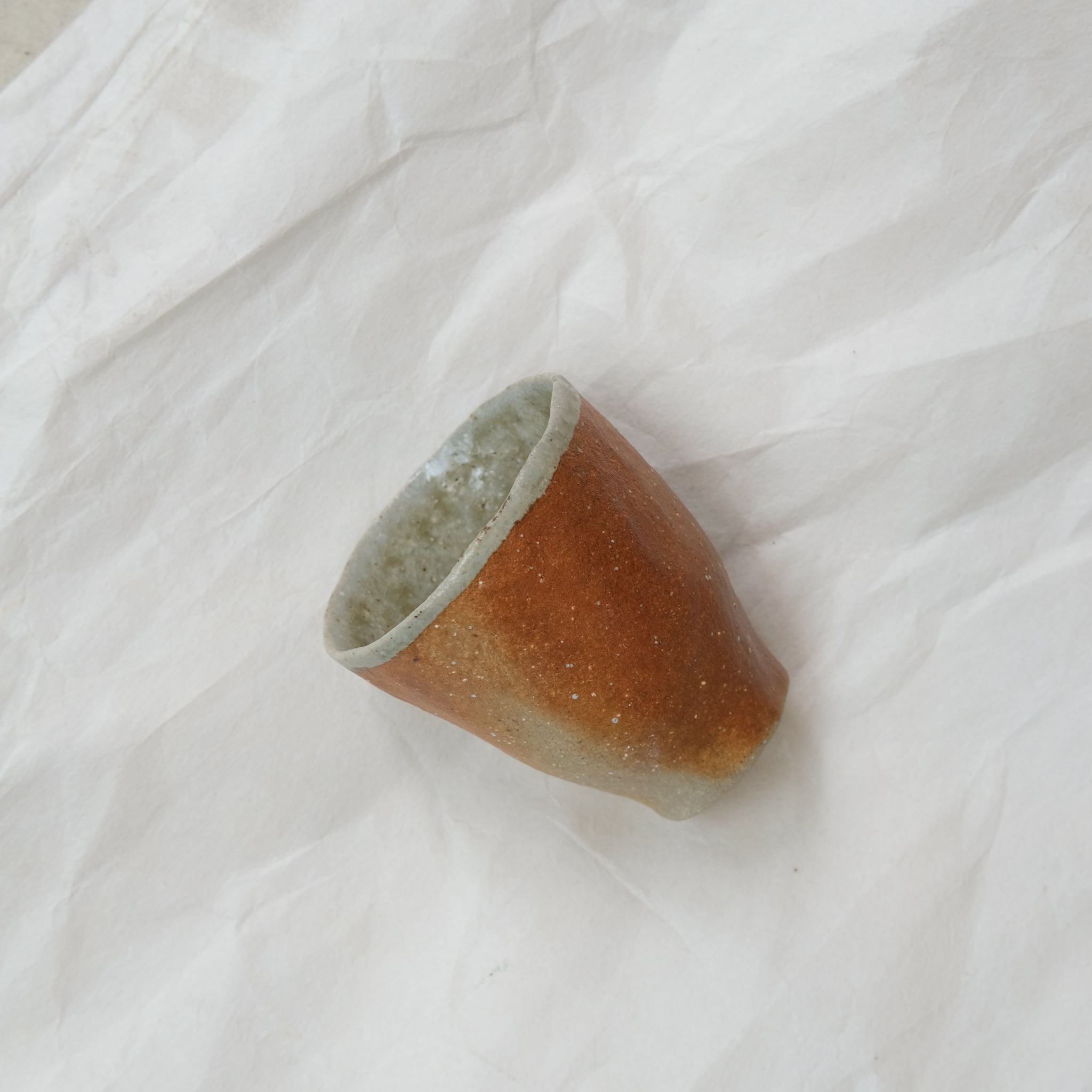 Tasse en grès 75ml, cuisson bois - roux et beige de Judith Lasry chez Brutal Ceramics