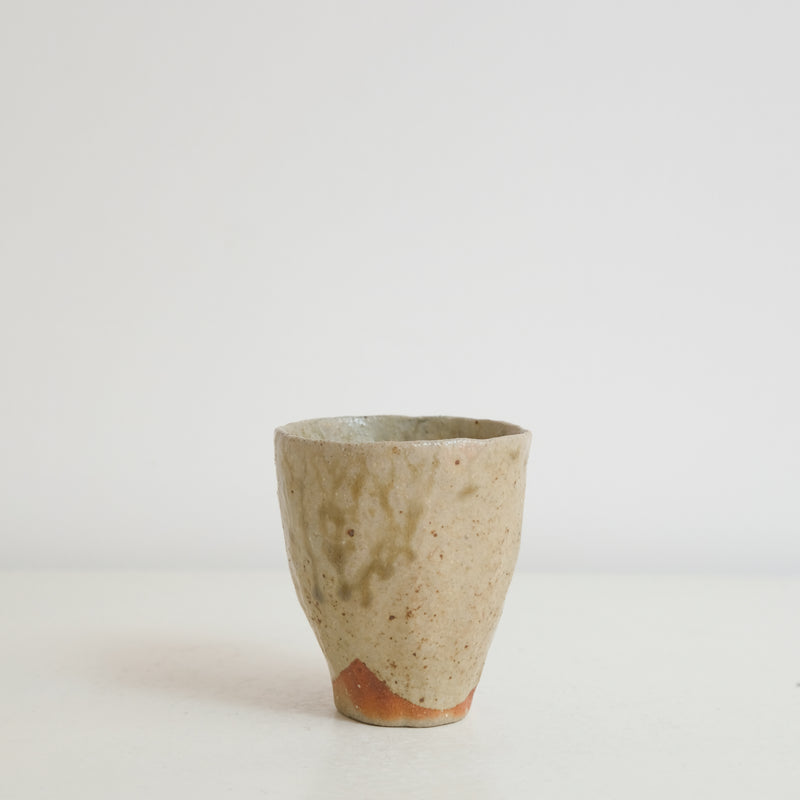 Tasse en grès 75ml, cuisson bois - vert gris et nuances rousses de Judith Lasry chez Brutal Ceramics